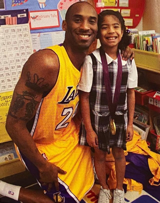 Photo: First-round draft pick Kobe Bryant poses with new LA Lakers jersey  after making deal - LAP96071201 