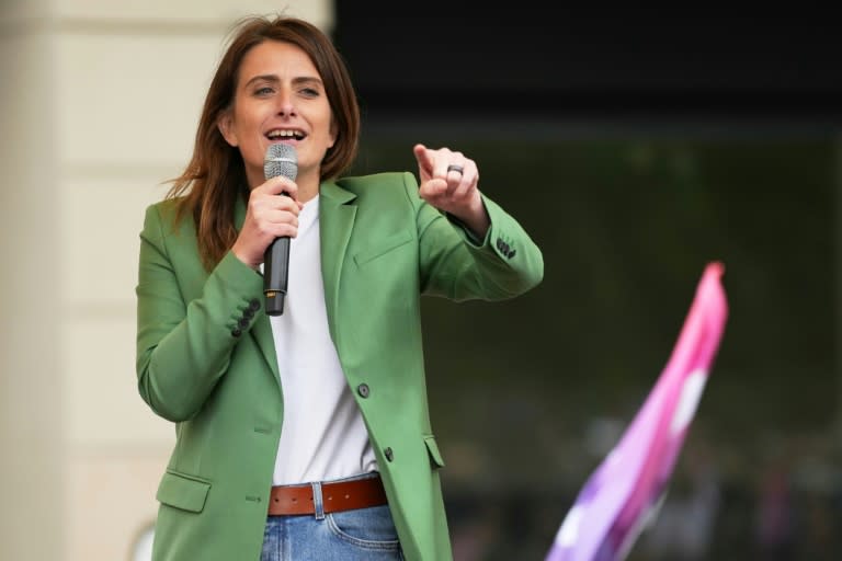 La líder ecologista francesa, Marine Tondelier, se dirige a sus simpatizantes durante un mitin en París, el 15 de junio de 2024 (Zakaria ABDELKAFI)