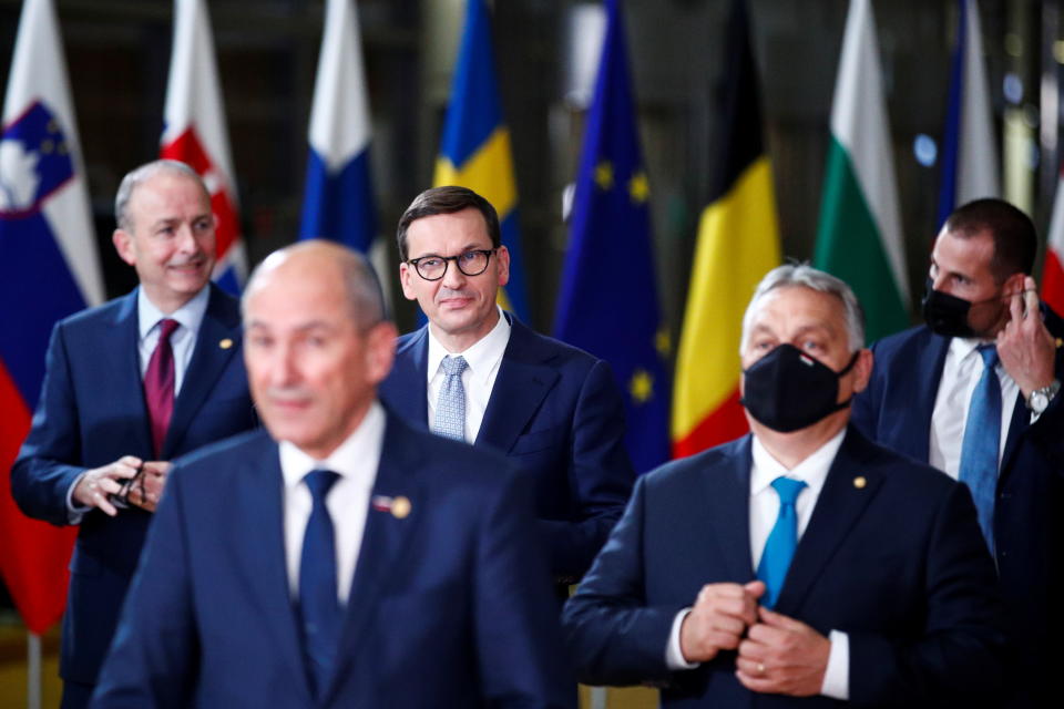 Polens Premier Mateusz Morawiecki (m.) posiert mit anderen Teilnehmern für ein Gruppenfoto (Bild: REUTERS/Johanna Geron)