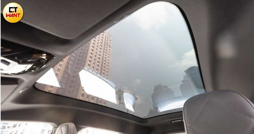 標配電控調光全景式玻璃車頂，能在透明、霧面中進行切換。（圖／張文玠攝）