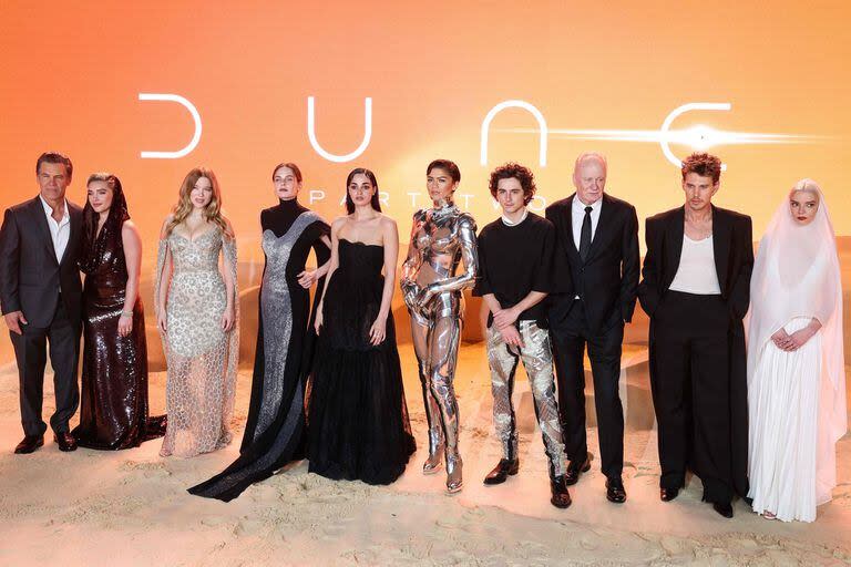 Cada uno con su estilo. Josh Brolin, Florence Pugh, Lea Seydoux, Rebecca Ferguson, Souheila Yacoub, Zendaya, Timothée Chalamet, Stellan Skarsgård, Austin Butler y Anya Taylor-Joy posaron para los fotógrafos antes de entrar a la sala a presentar oficialmente el film