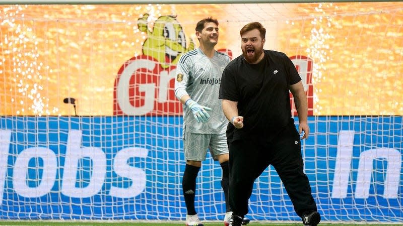 Ibai makes a victory gesture with his fist after making a penalty kick against Iker Casillas.