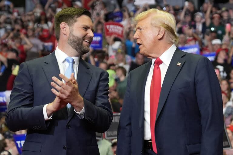 El expresidente y candidato presidencial republicano Donald Trump junto a su candidato a vicepresidente, el senador J.D. Vance, en el acto de campaña en Grand Rapids, Michigan (AP Photo/Evan Vucci)