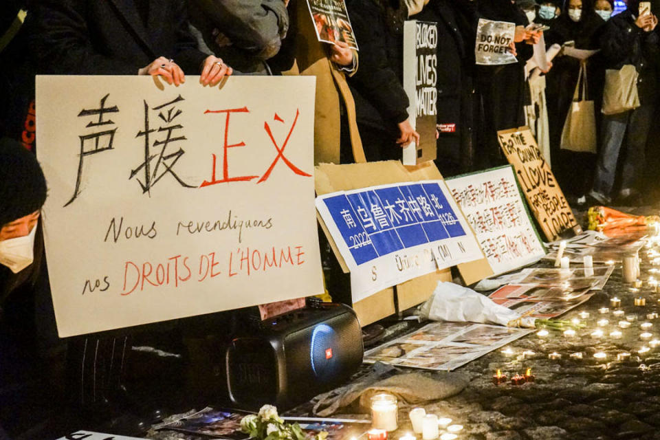 2022年11月27日晚上，巴黎有聲援中國反封管抗議的行動，現場有數十人手持白紙抗議。 