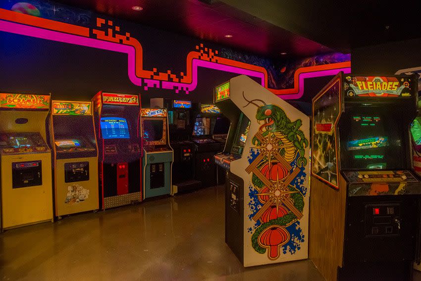 La sala de máquinas de arcade en el Museo Nacional del Videojuego en Texas.