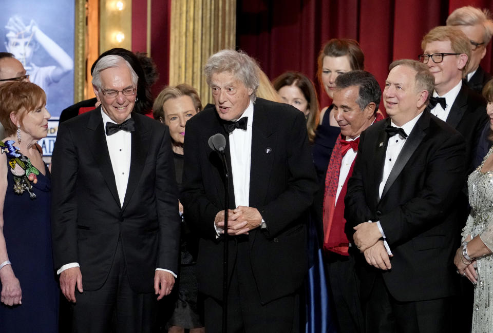 Tom Stoppard, centro, y miembros de la compañía de "Leopoldstadt" aceptan el premio a la mejor obra en la 76a entrega anual de los premios Tony el domingo 11 de junio de 2023 en el teatro United Palace de Nueva York. (Foto Charles Sykes/Invision/AP)