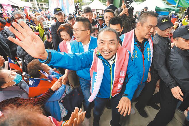 國民黨總統參選人侯友宜（中）3日出席台北市立委參選人張斯綱（左二）競選總部成立大會，進場時受到支持者熱情歡迎，侯也頻頻揮手回應。（黃世麒攝）