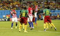 Croatia's Mario Mandzukic (17) heads the ball to score a goal during their 2014 World Cup Group A soccer match against Cameroon at the Amazonia arena in Manaus June 18, 2014. REUTERS/Siphiwe Sibeko (BRAZIL - Tags: SOCCER SPORT WORLD CUP)
