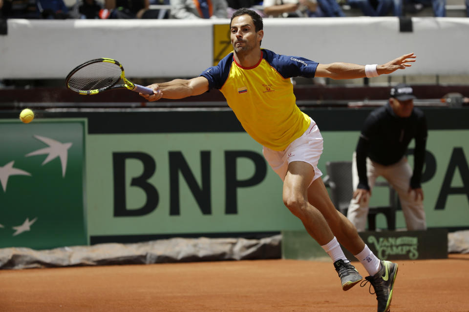 Santiago Giraldo no pudo hacerle frente a Marin Cilic y cayó en el repechaje de la Copa Davis para el ascenso al Grupo Mundial. (AP Photo/Ricardo Mazalan)