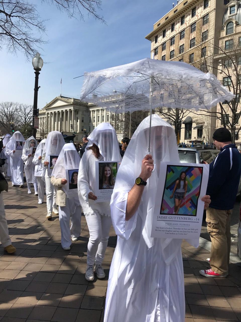 La procesión de “seres humanos” de los Jóvenes contra las Armas en la que representan las vidas que se han perdido a causa de la violencia con armas de fuego. (Foto: Beth Greenfield para Yahoo Vida y Estilo)