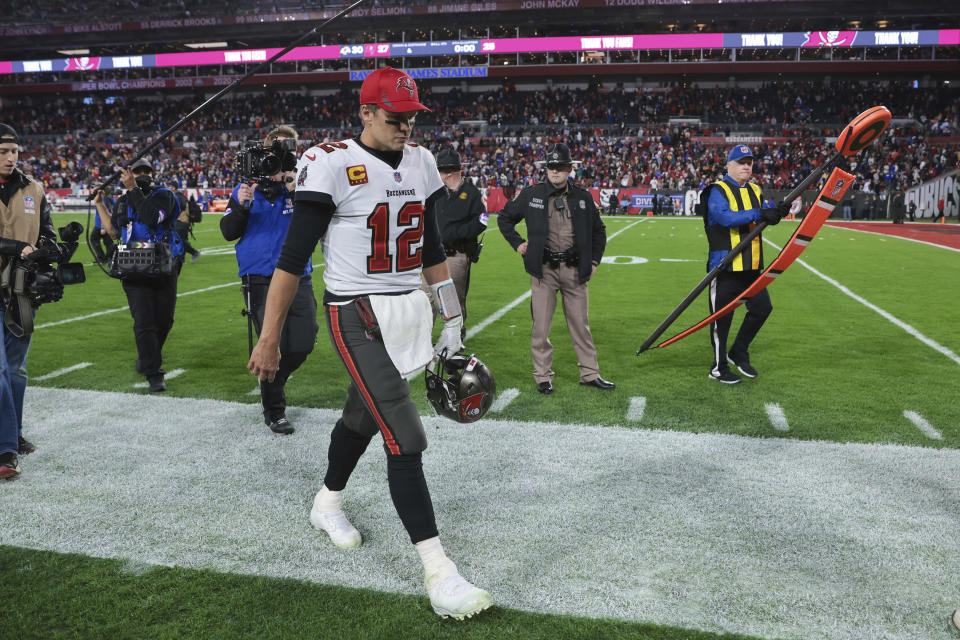 Tom Brady (12) quarterback de los Tampa Bay Buccaneers sale del campo después de perder en el playoff divisional playoff de la NFL ante Los Angeles Rams, el domingo 23 de enero de 2022 en Tampa, Fla. (AP Foto/Alex Menendez)