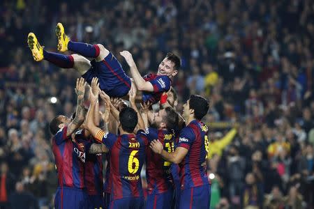 Barcelona's Lionel Messi celebrates his goal with teammates during their Spanish first division soccer match against Sevilla at Nou Camp stadium in Barcelona November 22, 2014. REUTERS/Gustau Nacarino