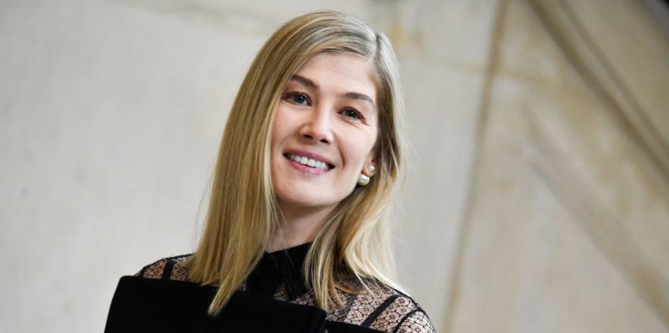 rosamund pike paris fashion week