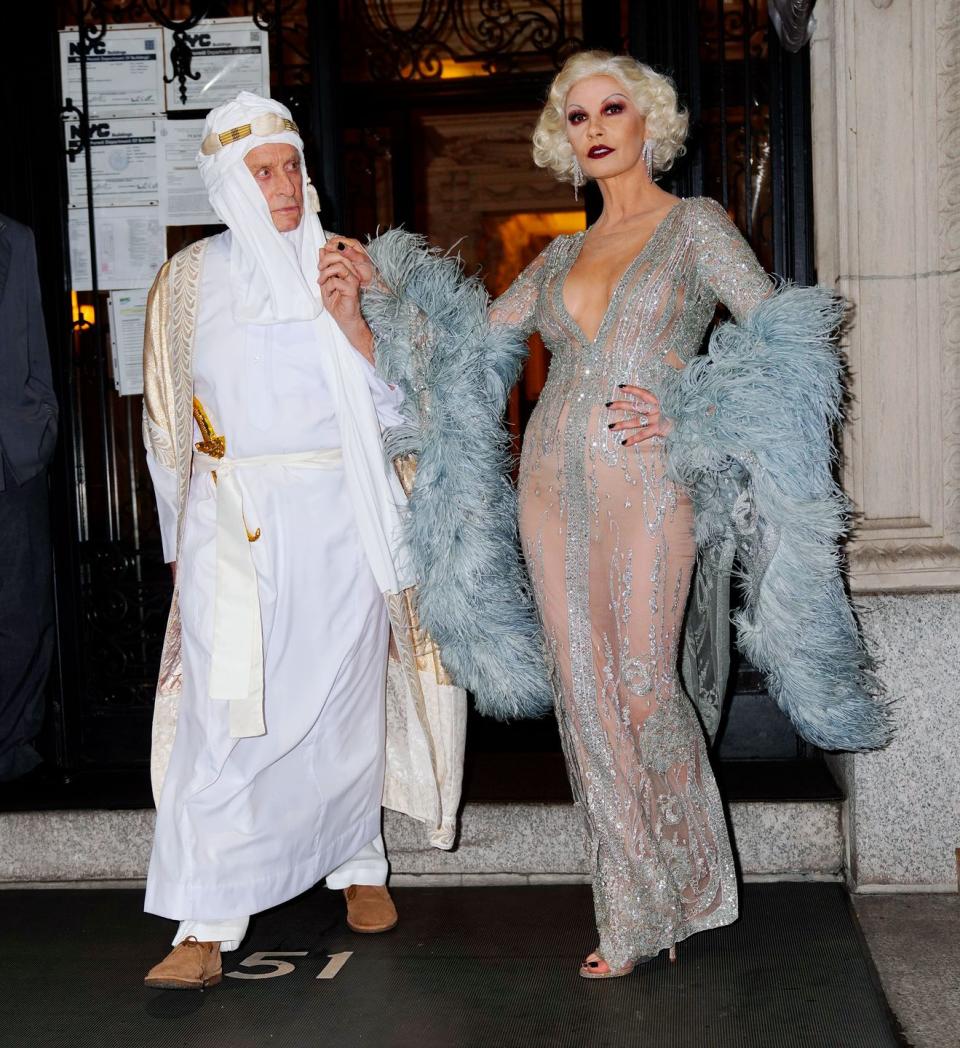 <p>Power couple Michael Douglas and Catherine Zeta-Jones heading out for Halloween as screen legends Lawrence of Arabia and Jean Harlow in New York City give us nostalgia. Stunning!<br></p>