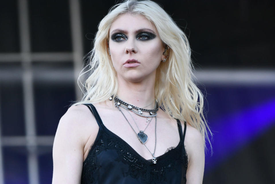 momsen at a performance