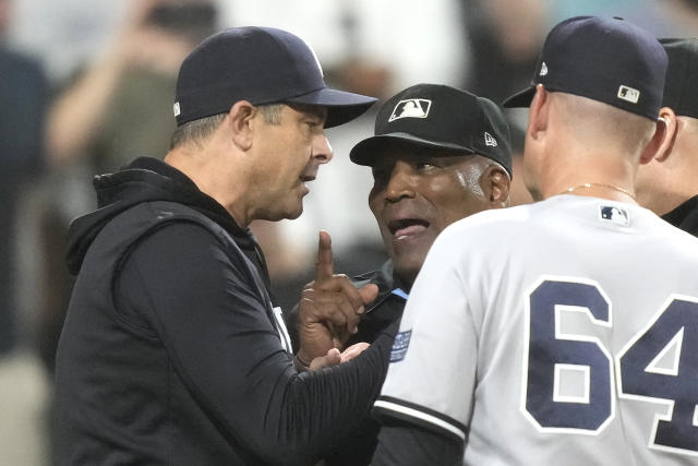 Aaron Boone, Yankee coaches ditch jerseys