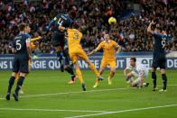 Les Bleus égalisent ! À la 35e minute, c'est Raphaël Varane qui trouve le chemin des filets d'une tête aux six mètres, alors que le gardien avait déserté son but. Les Moldaves se plaignent d'une charge d'Olivier Giroud sur leur portier. C'est vrai, mais l'arbitre de la rencontre valide tout de même le but. 1-1 !