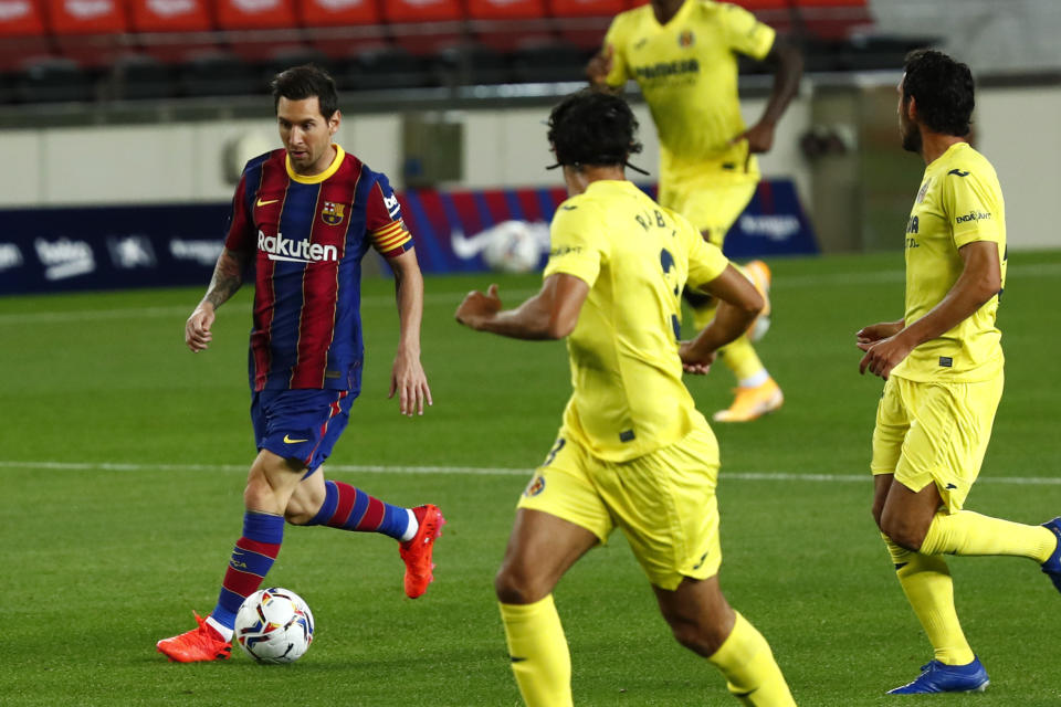 El delantero del Barcelona Lionel Messi controla el balón durante el partido contra Villarreal por la Liga de España, el viernes 27 de septiembre de 2020. (AP Foto/Joan Monfort)