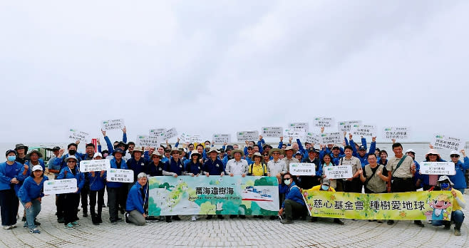 萬海航運今天(5/19)舉辦「台江國家公園網仔寮汕植樹活動」,與供應商夥伴、營建署、台江國家公園管理處、慈心有機農業發展基金會等來賓一起進行植樹活動。萬海提供