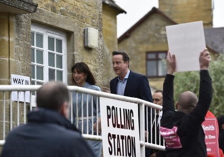 Britain's Prime Minister David Cameron arrives with his wife Samantha to vote in Spelsbury, central England, Britain May 7, 2015. REUTERS REUTERS/Toby Melville