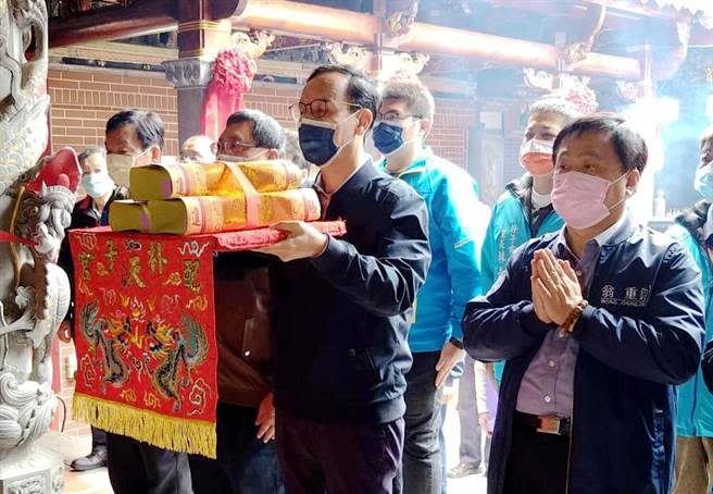 國民黨主席朱立倫今上午到嘉義縣朴子配天宮參拜。（呂妍庭攝）