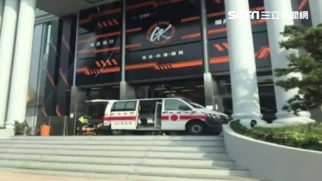 館長陳之漢開的健身俱樂部開幕第2天被民眾目擊救護車停在大門口。