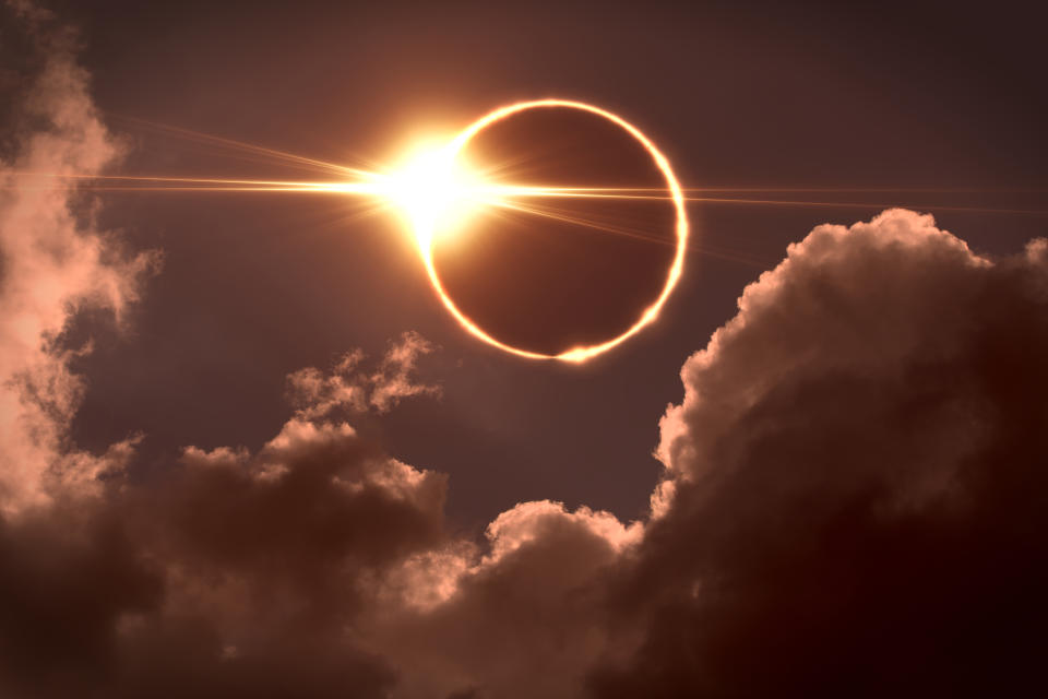 La Luna cubre el Sol en un eclipse total de Sol. (Getty)