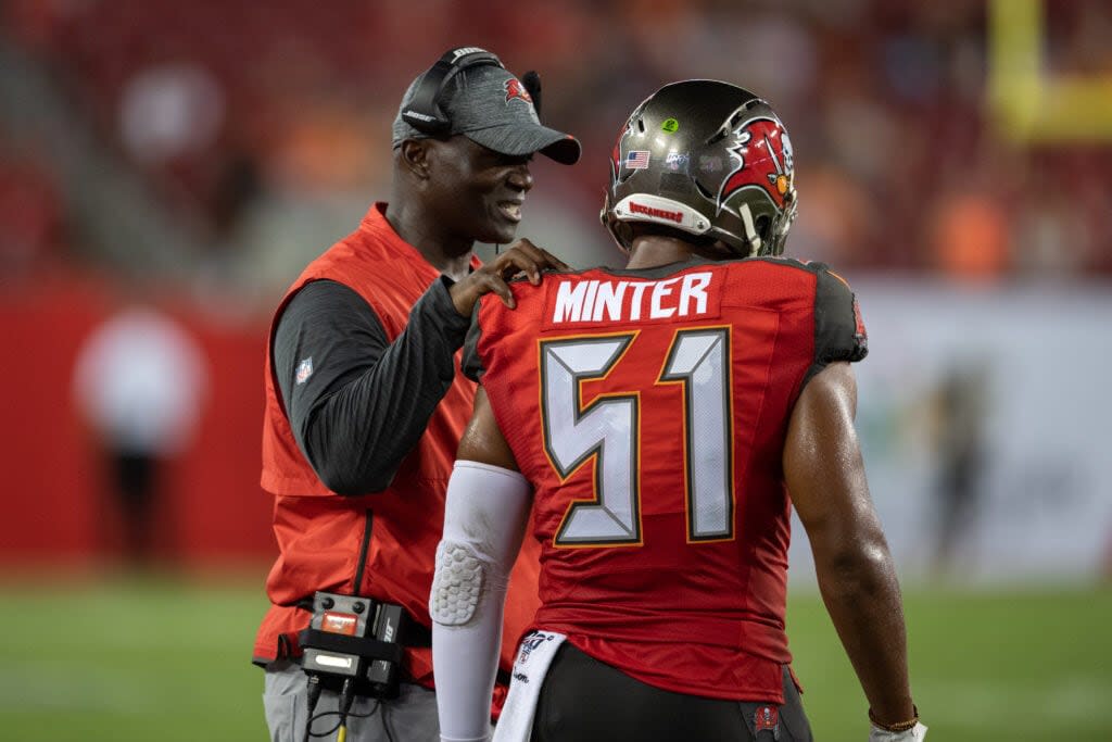 Tampa Bay Buccaneers defensive coordinator Todd Bowles speaks to Tampa Bay Buccaneers inside linebacker Kevin Minter (51) during the second half of an NFL preseason game between the Cleveland Browns and the Tampa Bay Bucs on August 23, 2019, at Raymond James Stadium in Tampa, FL. (Photo by Roy K. Miller/Icon Sportswire via Getty Images)