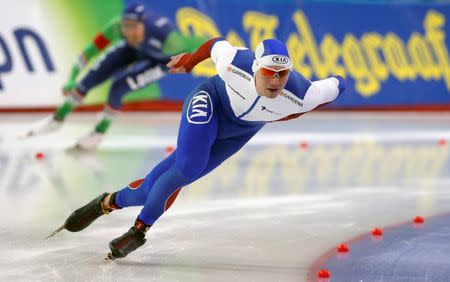 Speed Skating – ISU World Sprint Speed Skating Championship – Men’s 1000m race – Seoul, South Korea – 27/02/16 – Pavel Kulizhnikov of Russia competes against Kjeld Nuis of Netherlands (L) . REUTERS/Kim Hong-Ji