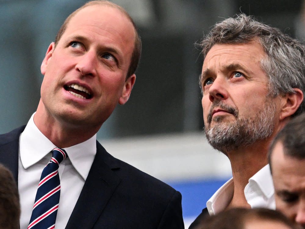 Prinz William und König Frederik X. beim Vorrundenspiel Dänemark gegen England. (Bild: KIRILL KUDRYAVTSEV/AFP via Getty Images)