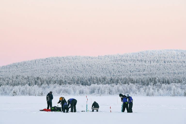 La gente sale a pescar en el hielo en Äkäslompolo, en el municipio de Kolari, en la Laponia finlandesa, el 4 de enero de 2024, durante unas condiciones de congelación extrema que persistirán durante toda la semana en toda Finlandia. (Irene Stachon / Lehtikuva / AFP)