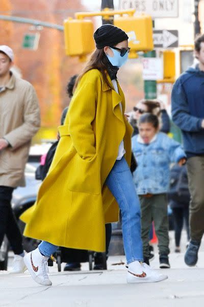 Anne Hathaway en manteau jaune