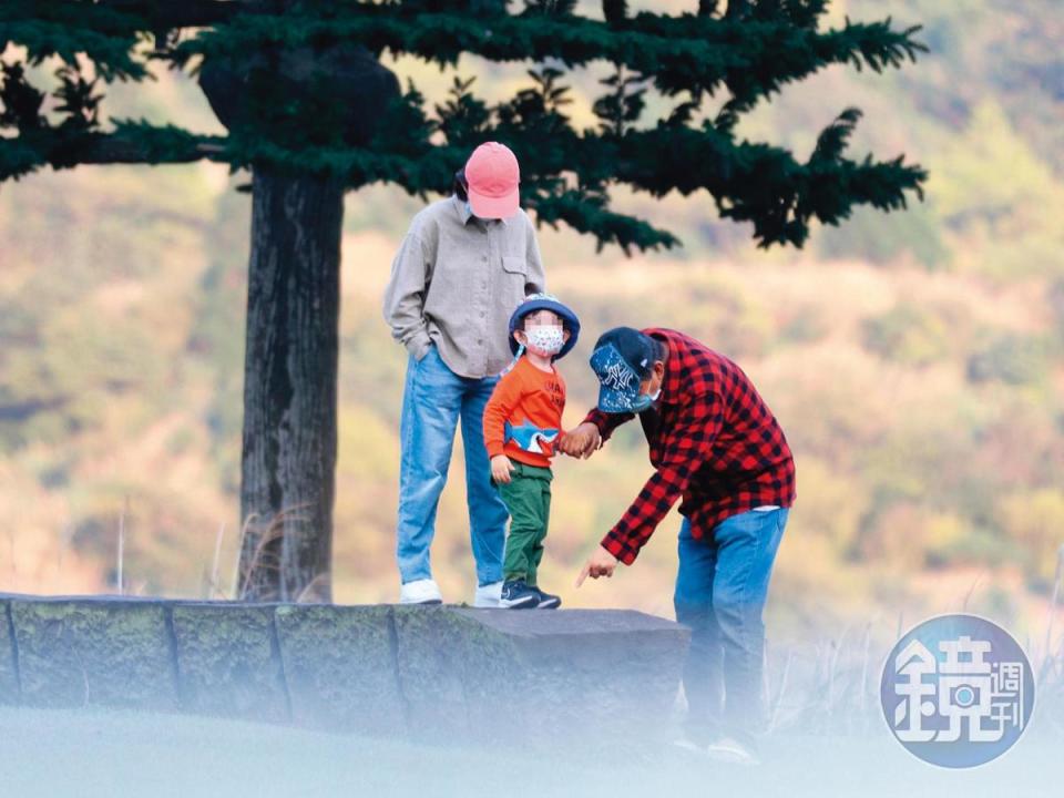 16：34，庹宗華（右）的再婚生活看來順利，他跟新太太是透過長輩認識，然後日久生情。