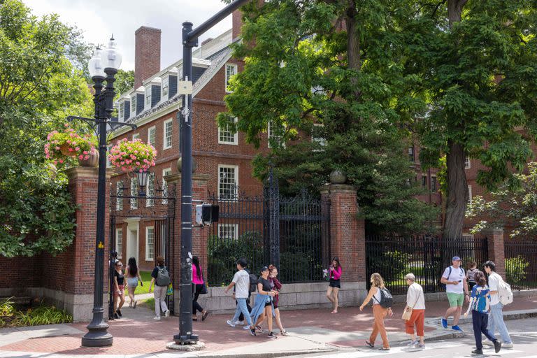 Las personas caminan por la puerta de Harvard Yard en el campus de la Universidad de Harvard el 29 de junio de 2023 en Cambridge, Massachusetts.