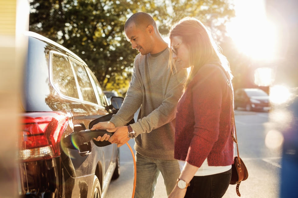 Con los altos precios de la gasolina, algunos conductores se ven impulsados por primera vez a probar un auto eléctrico (Foto: Getty Images).