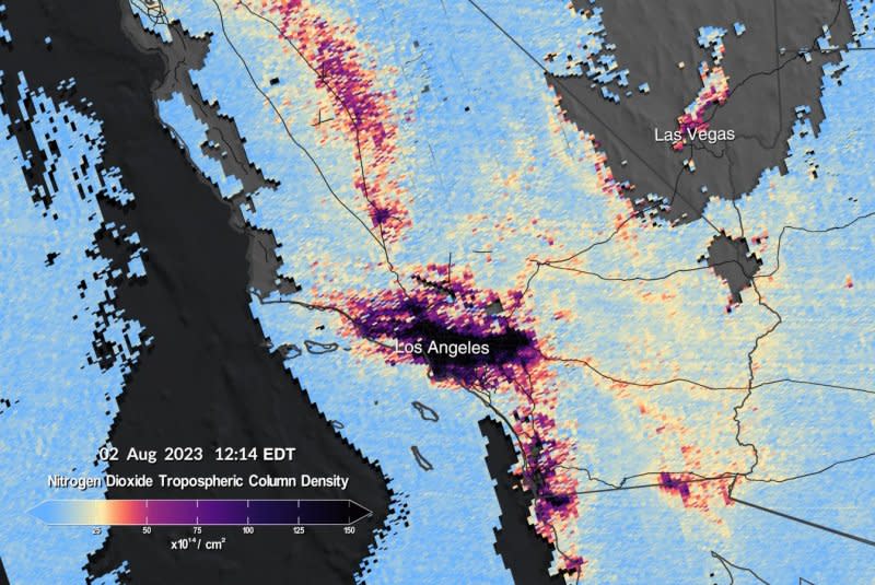 This pair of images shows nitrogen dioxide levels over Southern California at 12:14 and 4:24 p.m. on August 2, as measured by TEMPO.
Photo by Kel Elkins, Trent Schindler, and Cindy Starr/NASA's Scientific Visualization Studio