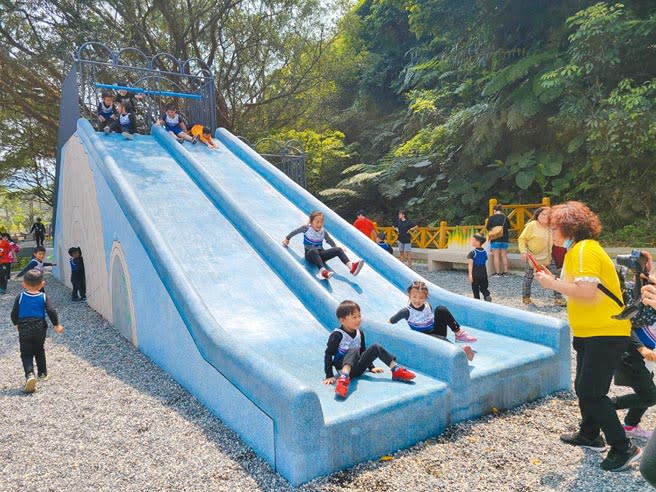 新北市副市長劉和然昨主持三芝櫻花公園啟用儀式表示，新北已有100處特色公園，未來將持續建設特色遊具。（戴上容攝）