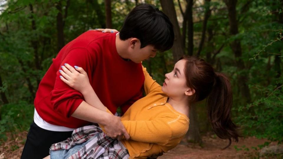 Dae (Minyeong Choi) and Kitty (Anna Cathcart) in "XO, Kitty" (Netflix)