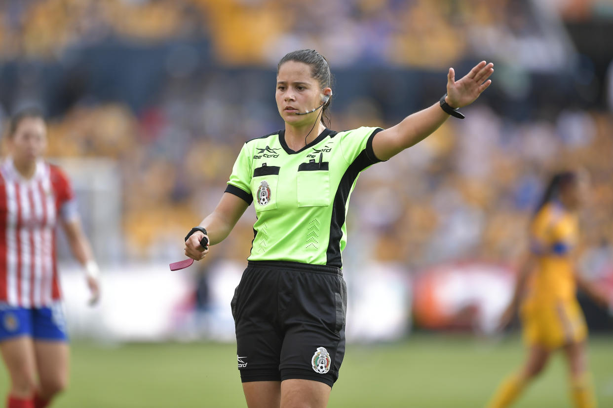 La silbante, Karen Hernández, expulsó a  Iván Tona luego de un reclamo airado en el partido de Tapatío frente a Rayados del Apertura 2022 (Foto: Azael Rodriguez/Getty Images)