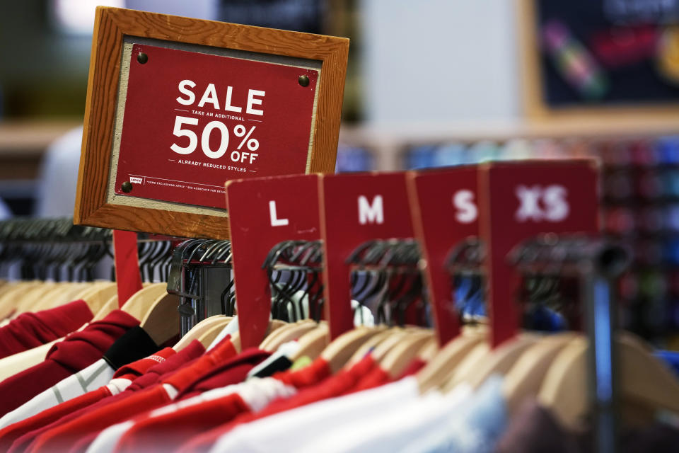 Aparece un cartel de oferta en un perchero de ropa en una tienda en Chicago, el lunes 10 de junio de 2024. El jueves 11 de julio de 2024, el Departamento de Trabajo publica su informe de inflación al consumidor de junio.  (Foto AP/Nam Y. Huh)