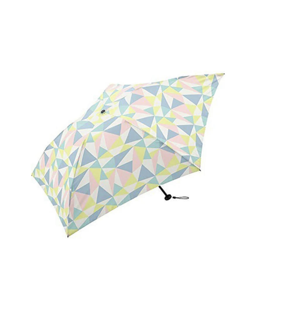 日本品牌estaa出品的雨傘僅130g重，且可防UV達90%。$229/ LOG-ON