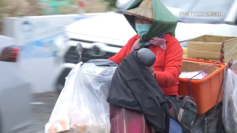 裹著斗笠的阿鳳姊賣的肉粽是鳳山步校當兵的人共同回憶。