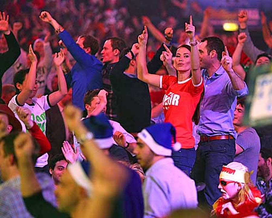 Die Hände zum Himmel: Für Partystimmung sorgt jeder Zuschauer in der Halle