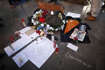 A memorial is seen on the sidewalk where a homeless man was killed by police in Los Angeles, California March 3, 2015. REUTERS/Lucy Nicholson