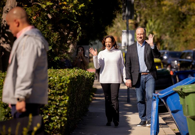 LOS ANGELES-CA- NOVEMBER 21, 2023: Vice President Kamala Harris, left, and Second Gentleman Douglas Emhoff walk through their neighborhood in Los Angeles on November 21, 2023. HOLD FOR STORY BY COURTNEY SUBRAMANIAN. (Christina House / Los Angeles Times)