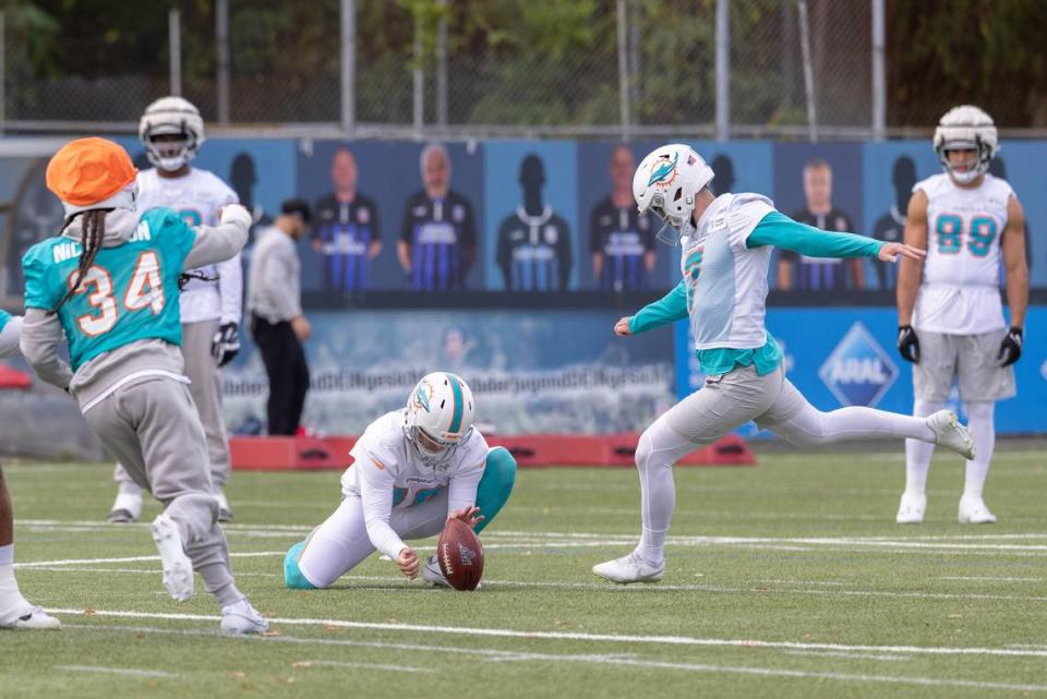 El kicker de los Dolphins de Miami Jason Sanders patea el ovoide en una práctica del equipo el 1ro de noviembre de 2023 en Frankfurt, Alemania.