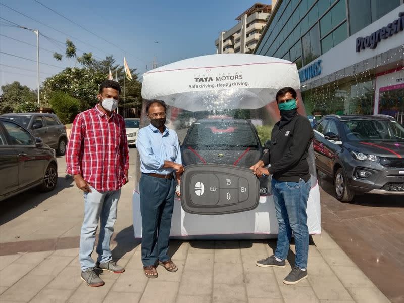 交車安全泡泡不只能降低新冠病毒接觸新車的機率，還能讓客戶在交車時親自拆開保護套，如同小時候拆禮物充滿期待感。（圖／翻攝自Tata Motors Cars臉書）