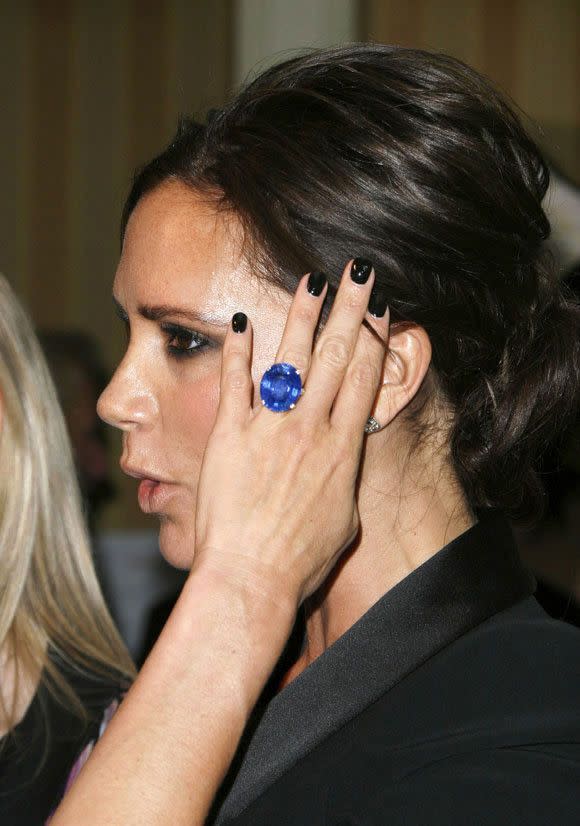 <p>Victoria montre sa belle bague de fiançailles aveuglante bleue en 2009. <i>(Photo : Getty Images</i>)</p>