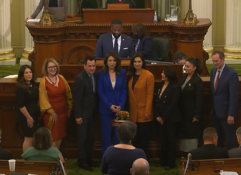 La presentadora de ABC30 Graciela Moreno (en el centro, de azul) fue galardonada en Sacramento con el Premio Espíritu Latino por sus logros en periodismo y medios durante la 21ª edición de los Premios Espíritu Latino, que se entregaron el 1º de mayo en el pleno de la legislatura.