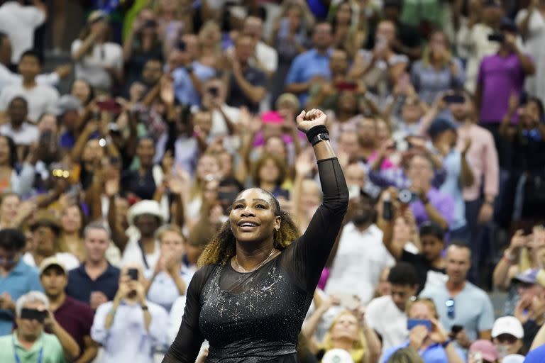 Bajo los ojos de más de 23.000 personas, centro de todas las miradas y fotos de la noche: Serena Williams y un final con sonrisas